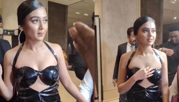 Tejashwi Prakash falters due to paparazzi's push, bodyguard loses his temper, Watch video