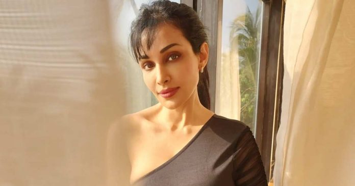 Flora Saini pain spilled after years, said - 'He beat me so much that my jaw was broken...' The actress spoke of the cruelty of her boyfriend