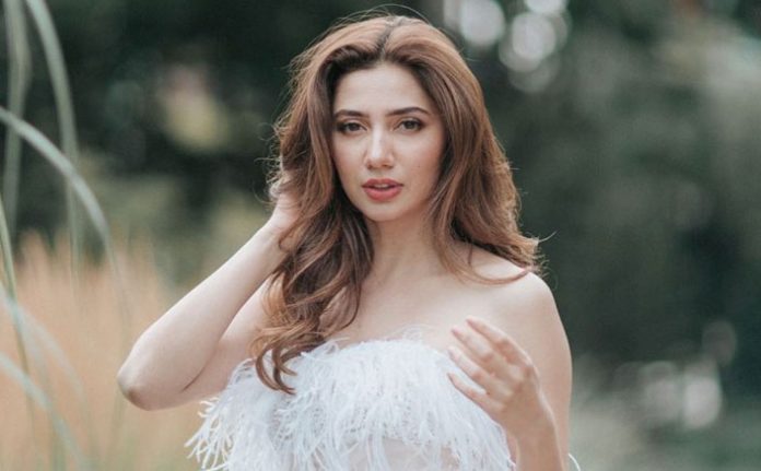 Pakistani actress Mahira Khan crossed all limits of bo*ldness, showed hot moves wearing a bralette