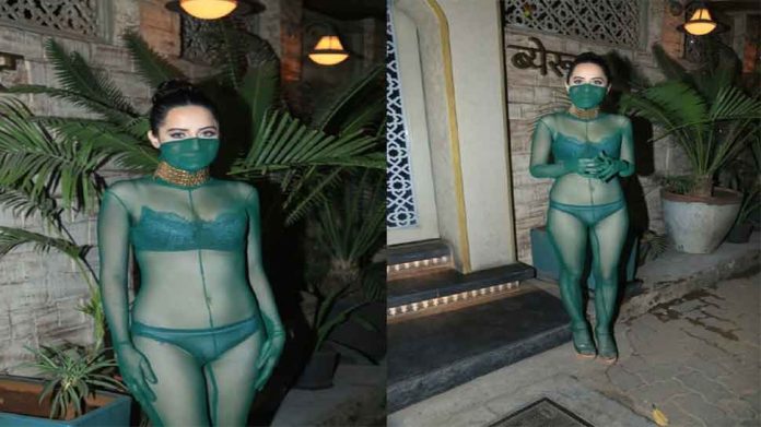 Urfi Javed showed her unique style in a new dress, planted bikini look, pictures went viral
