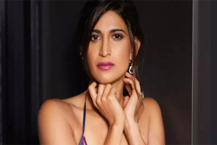Actress Aahana Kumra opened her bedroom and did a bo*ld photoshoot in bikini, seeing the pictures will make you sweat