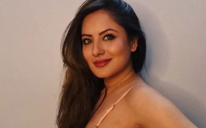 Actress Pooja Banerjee crossed all limits of boldness, showed everything by wearing such a dress, see here