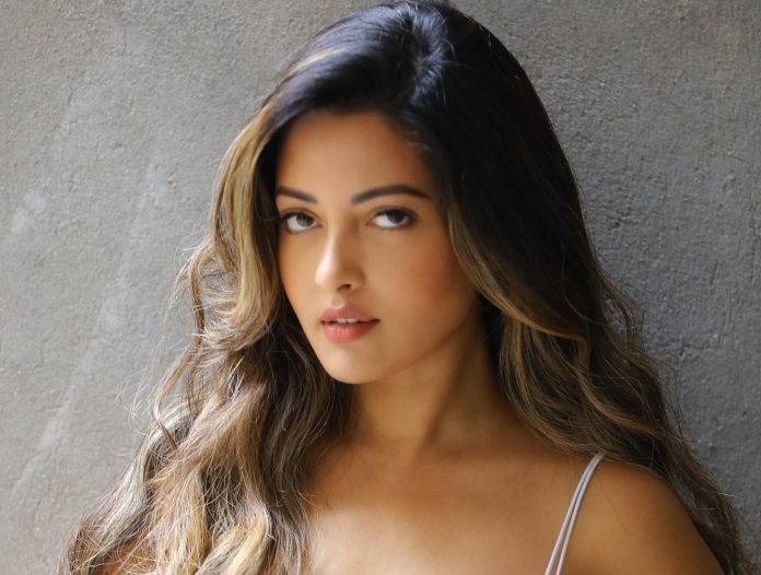 Actress Riya Sen appeared in front of the camera wearing a mesh top, people were even more attracted to see her body Actress Riya Sen appeared in front of the camera wearing a mesh top, people were even more attracted to see her body