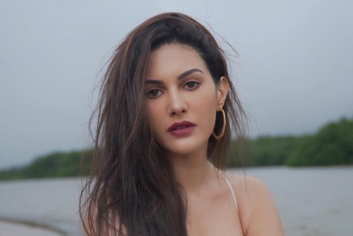 Amyra Dastur crossed all limits of boldness, wore a transparent dress, fans' eyes fixed on the front cut