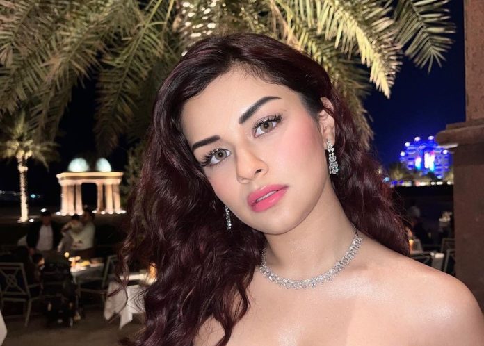 Avneet Kaur opened all the buttons of the shirt at the age of 20, gave impeccable pose in front of the mirror Avneet Kaur opened all the buttons of the shirt at the age of 20, gave impeccable pose in front of the mirror