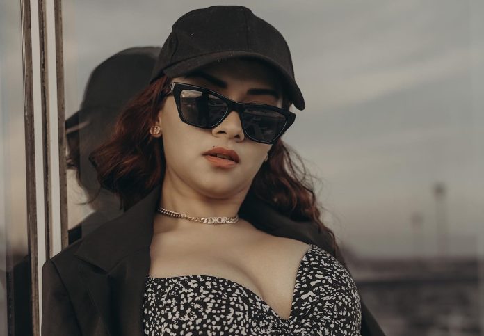 Avneet Kaur flaunts her super hot look in deep neck black dress on dinner date, eyes fixed on her sexy figure