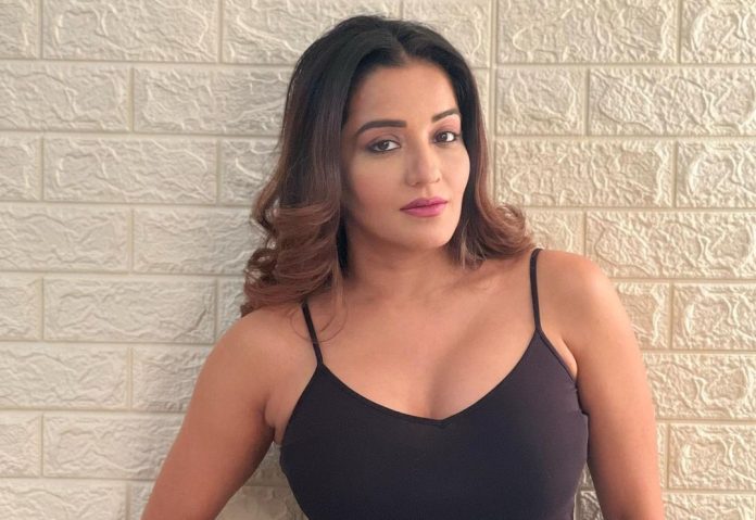 Bhojpuri actress Monalisa crossed all limits, posted s*xy pictures wearing a small top