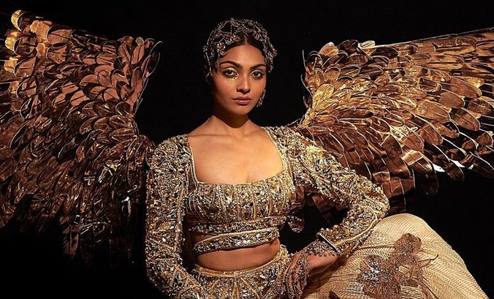 Divita Rai reached Miss Universe 2023 as a 'golden bird', designer outfit made India proud Divita Rai reached Miss Universe 2023 as a 'golden bird', designer outfit made India proud