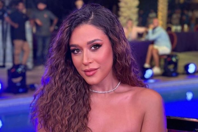 Krishna Shroff crossed all limits of bo*ldness, shared bo*ld pictures wearing front open dress without pants, people gave strange reaction Krishna Shroff crossed all limits of bo*ldness, shared bo*ld pictures wearing front open dress without pants, people gave strange reaction