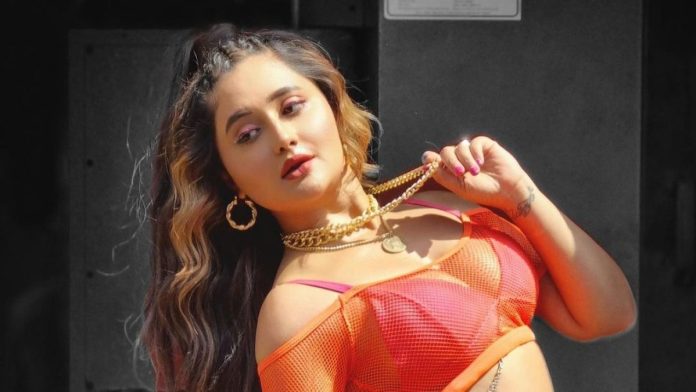 Rashmi Desai showed such a bo*ld avatar in a very deep neck crop top, fans went crazy after seeing the pictures
