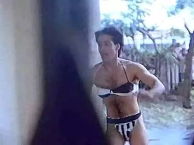 Salman Khan terlihat berlari di kampus mengenakan bikini, video 23 tahun lalu viral