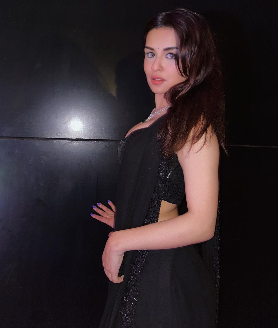 Avneet Kaur PIC: Melihat gaya desi Avneet mengenakan blus leher dalam dengan saree hitam, kata penggemar – sangat s * xy