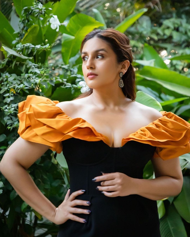 Huma Qureshi goes bold, wears deep neck dress to invite netizens anger-photos go viral