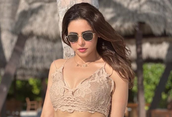 Aamna Sharif looked bold in backless top-shorts, pictures went viral