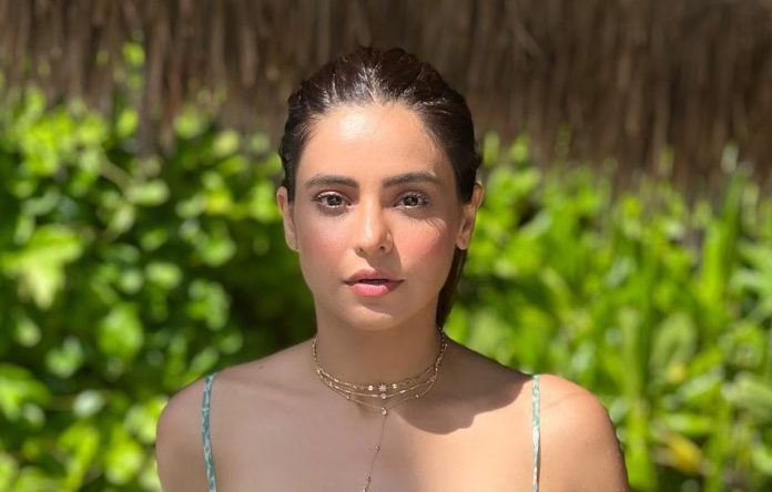 Aamna Sharif bo*ldness created panic on the internet, fan was injured by her s*xy pictures Aamna Sharif bo*ldness created panic on the internet, fan was injured by her s*xy pictures