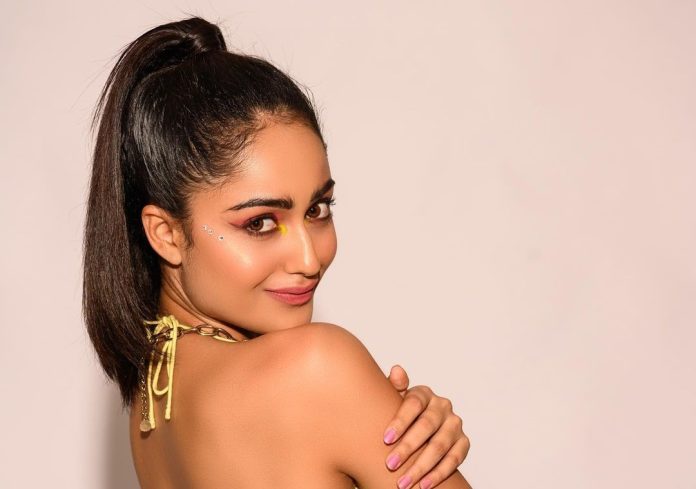 Aashram 3 'Babita' gave sizzling poses in water wearing a bik*ini, fans went crazy Aashram 3 'Babita' gave sizzling poses in water wearing a bik*ini, fans went crazy
