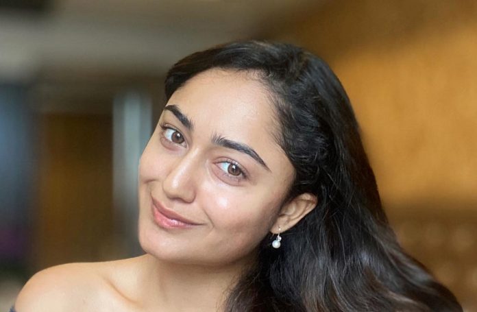 Aashram fame Tridha Choudhury gave bo*ld poses in braless dress, people were sweating after seeing s*xy pictures