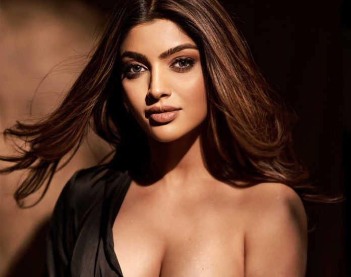 Akanksha Puri shares bo*ld pictures in bik*ini, fans clean bo*ld with hotness