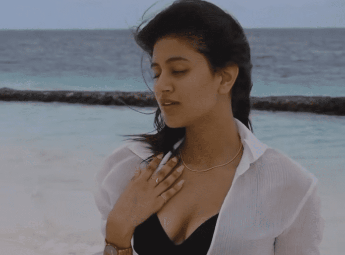 Anjali Arora wearing clothes in front of the open camera, hot video went viral Anjali Arora wearing clothes in front of the open camera, hot video went viral