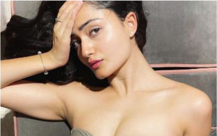 Tridha Chaudhary kept having fun in the middle of the fields in a moving car wearing a fully open dress from behind, people said - 'Mangal in the jungle' - watch