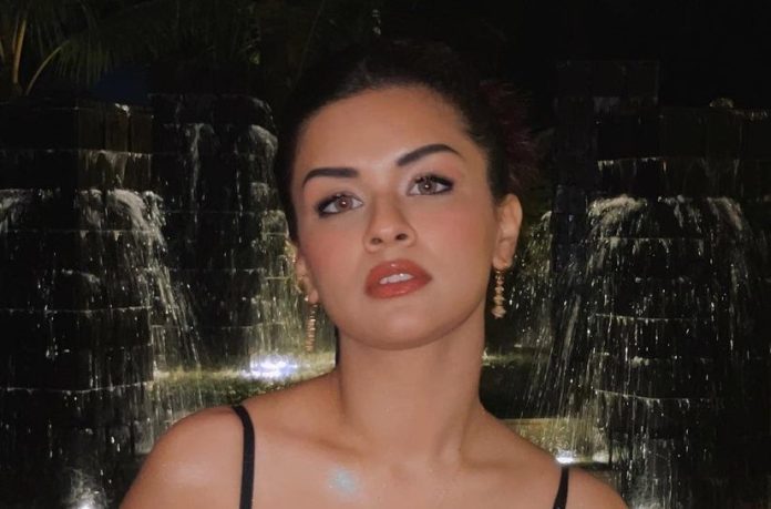 Avneet Kaur flaunts toned figure in crop top and ripped jeans, bold video goes viral Avneet Kaur flaunts toned figure in crop top and ripped jeans, bold video goes viral