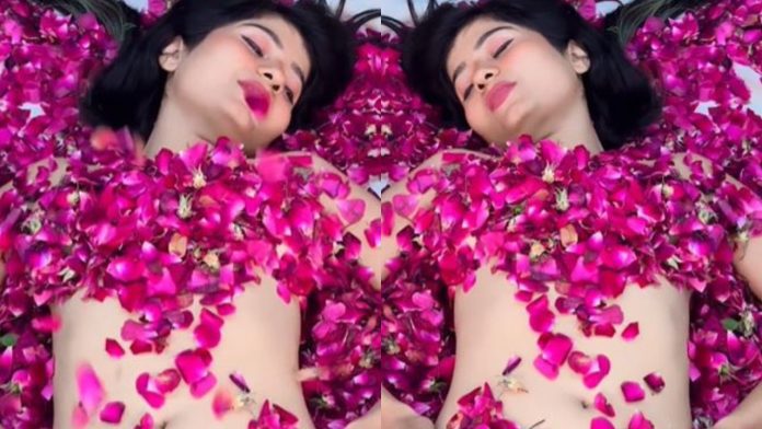 Bhabhi covered her organs with rose petals, watching the video people said – Urfi’s sister Bhabhi covered her organs with rose petals, watching the video people said – Urfi’s sister