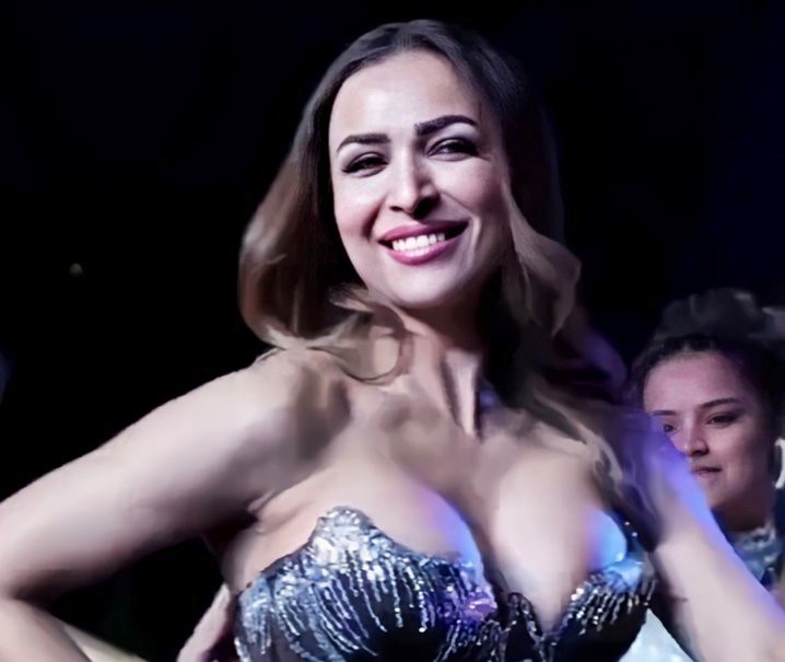 मलाइका अरोड़ा ने बोल्डनेस की सारी हदें पार की, कैसिनो में बोल्ड ड्रेस पहन सेक्सी डांस, देखें वायरल वीडियो