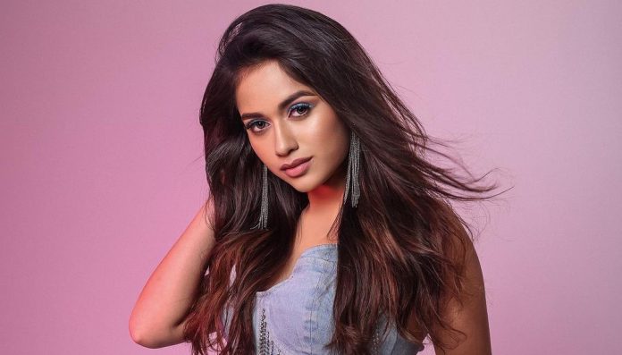Jannat Zubair did such a photoshoot by opening the chain of her jacket, fans were mesmerized