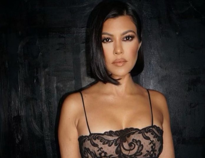 Kourtney Kardashian did such a photoshoot with her boyfriend in a state of trance, people said - do dirty acts in the bedroom! Kourtney Kardashian did such a photoshoot with her boyfriend in a state of trance, people said - do dirty acts in the bedroom!