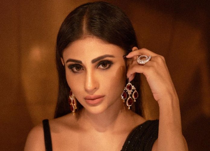 Mouni Roy wore a saree without a blouse, gave bo*ld and sexy poses in front of the camera, fans said what is this