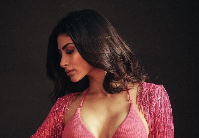 TV actress Mouni Roy showed her s*xy figure in a small deepneck top, fans were mesmerized by the bo*ldness