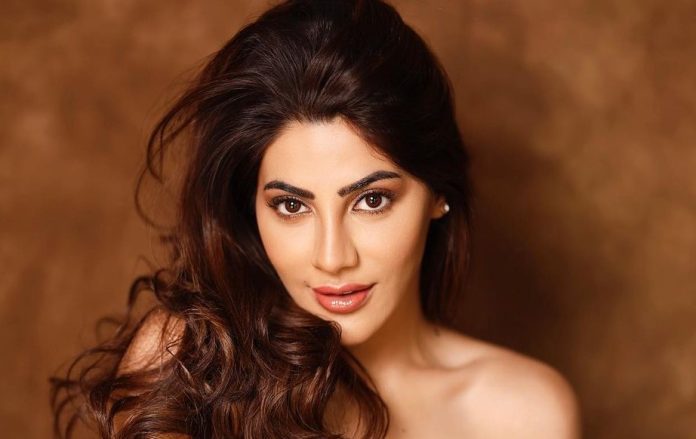 Nikki Tamboli started showing boldness by wearing a dress like polythene, people were mesmerized by seeing the front cut Nikki Tamboli started showing boldness by wearing a dress like polythene, people were mesmerized by seeing the front cut