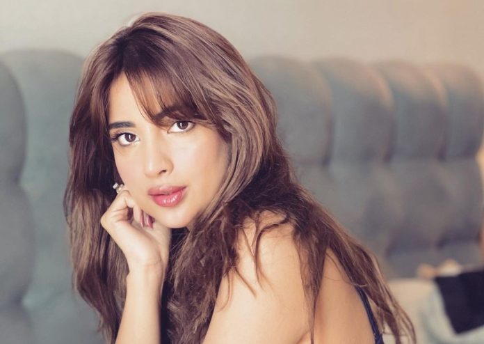 Pakistani actress Saboor Ali shows hotness in black dress, fans go crazy