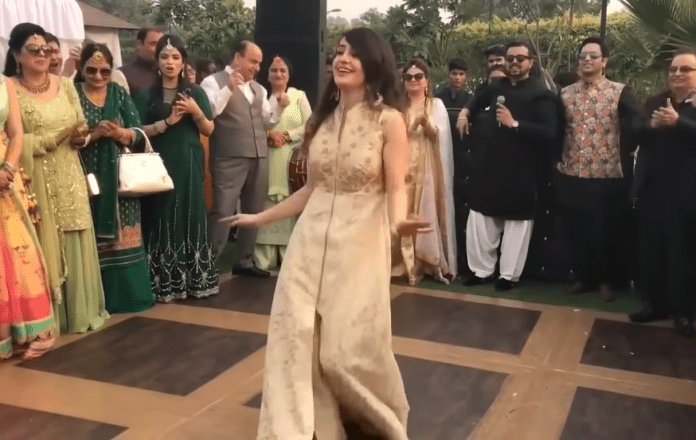 Pakistani girl did hot dance on Sunny Leone's song, video going viral Pakistani girl did hot dance on Sunny Leone's song, video going viral