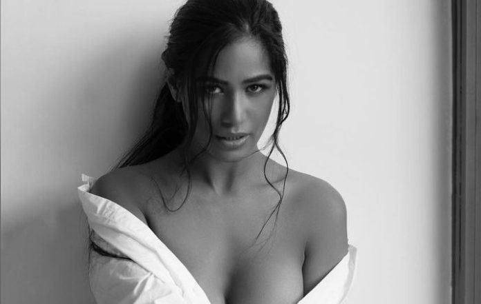 Poonam Pandey came out of the house without clothes, people closed their eyes after watching this video