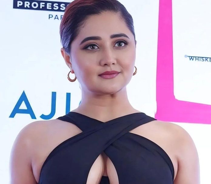 Rashmi Desai became the victim of an Oops moment in a front open dress, everything was visible.....Watch Rashmi Desai became the victim of an Oops moment in a front open dress, everything was visible.....Watch