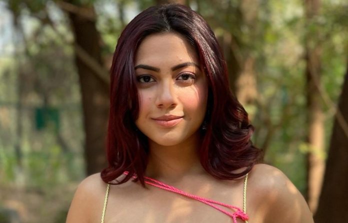 Reem Sheikh Pic: Hot style of Reem Sheikh caught on camera, flaunted figure in bralette look