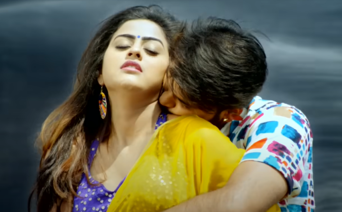 Romantic Bhojpuri Song Romance is shown in this Bhojpuri song, people close their eyes after watching the kissing scene