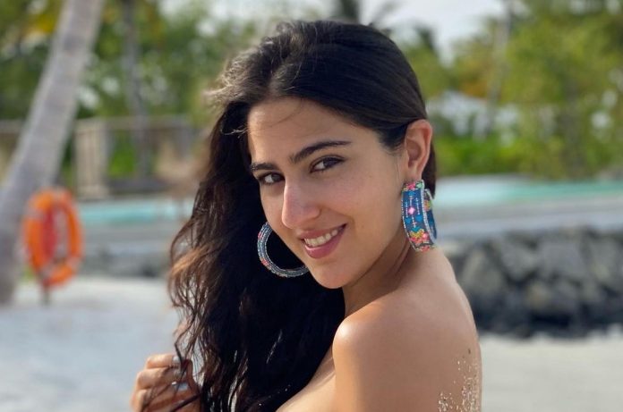 Sara Ali Khan landed in the pool wearing a bikini, posed with a friend, seeing the photo, the fans asked- 'WHO IS HE?'
