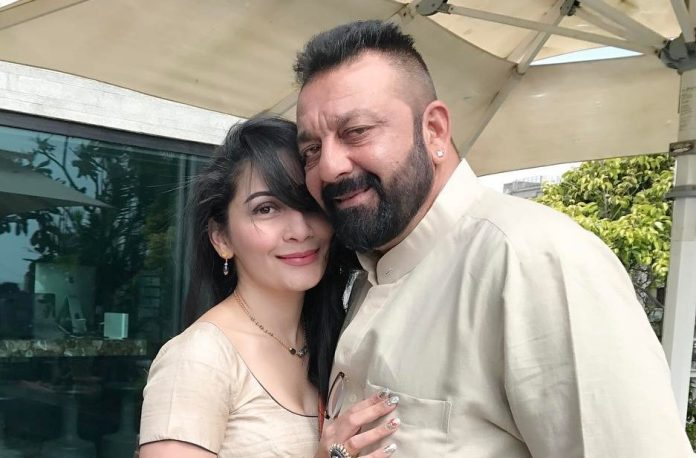Seeing Sanjay Dutt's romance with wife Manyata on the dance floor, users said - Pulling so fast, what kind of dance is this