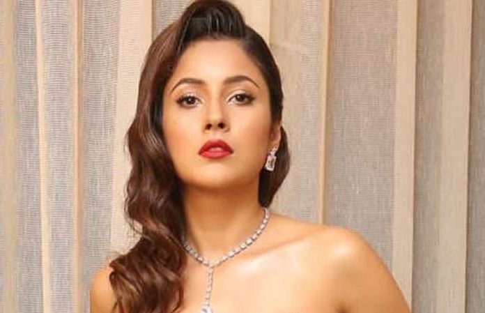 Shahnaz Gill did a bo*ld photoshoot in a front open short dress, the s*xy look of the actress went viral