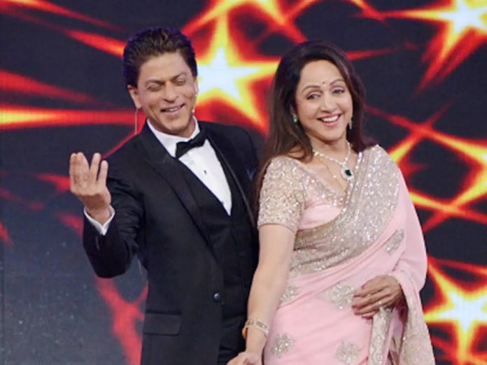 Shahrukh Khan made Hema Malini wear sandals at the award function with his own hands, video went viral