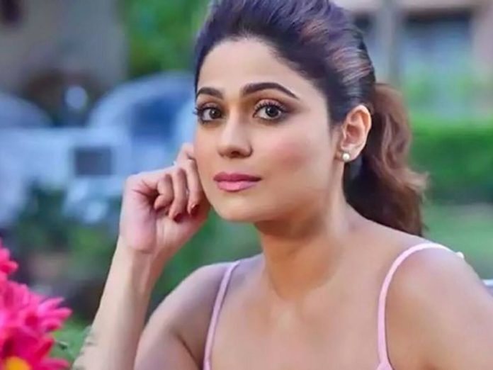 Shamita Shetty came out of the house without wearing pants, bold look captured on camera