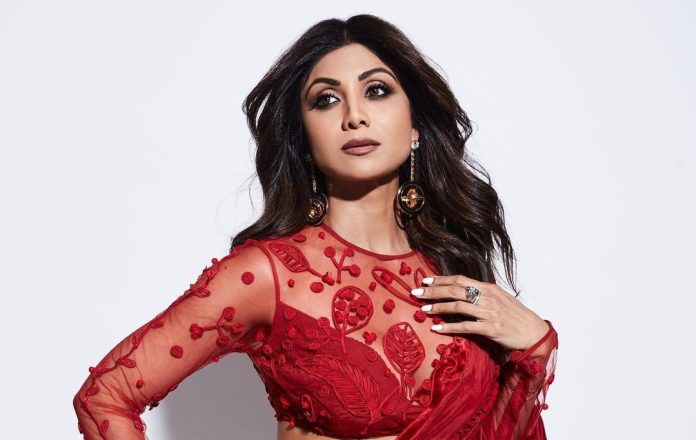Shilpa Shetty showed her hot moves in transparent dresh, the actress was seen in the mood to enjoy