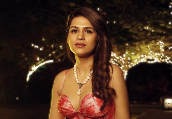 Shraddha Das shared hot pictures wearing a small blouse with saree, fans commented fiercely on her thin waist