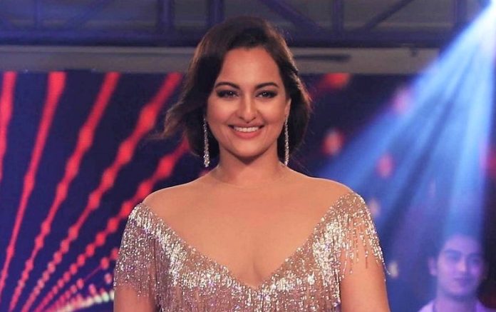 Sonakshi Sinha did a very bo*ld photoshoot wearing a transparent saree revealing blouse, You will sweat after seeing the pictures
