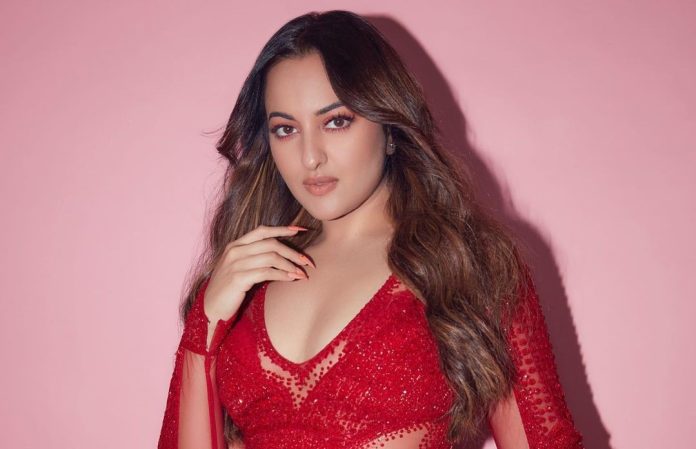Sonakshi Sinha shares bo*ld pictures in transparent top dress, fans' eyes fixed on hotness