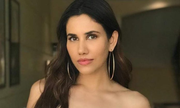 Sonnalli Seygall posted a yoga video in bikini, users made lewd comments