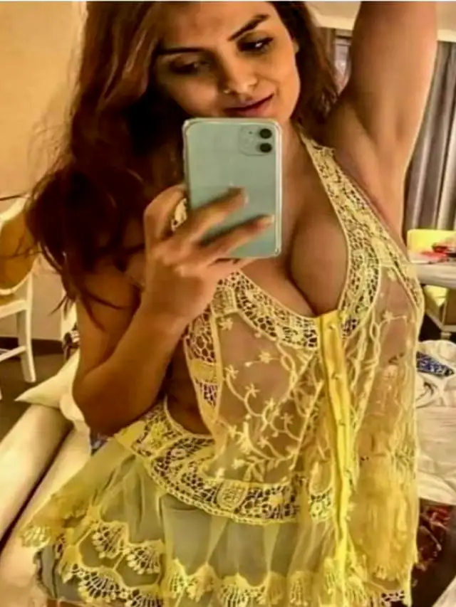 Gandi Baat' actress Anveshi Jain wore a mesh top, private pictures leaked -  informalnewz