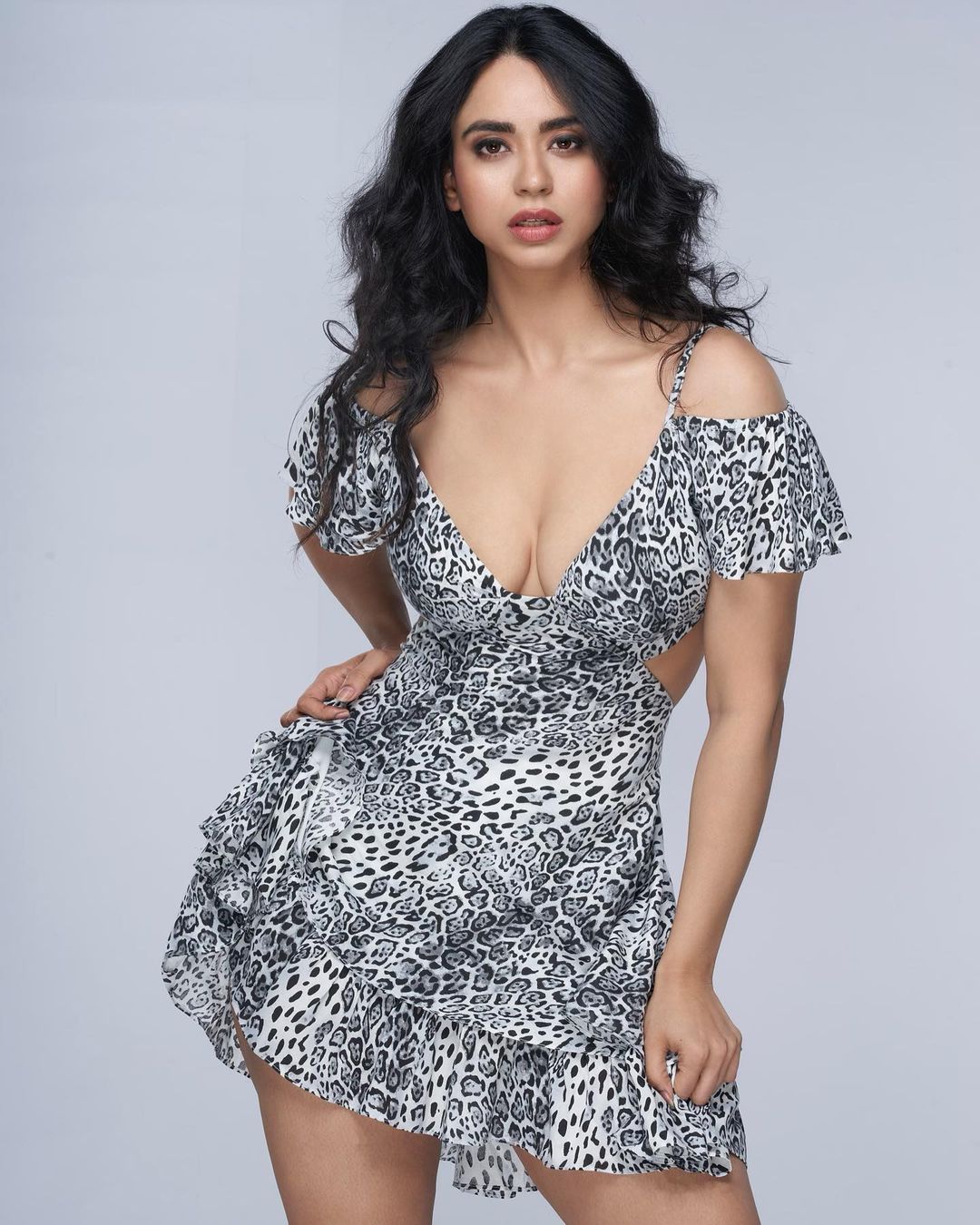 Soundarya Sharma pada usia 28 tahun dengan bralet terbuka, troll troll setelah melihat desain roknya, berkata – ini setengah gaun